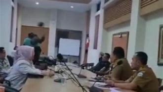 Anggota Dprd Ngamuk Saat Rapat Di Indonesia Saat Ini Di Indonesia